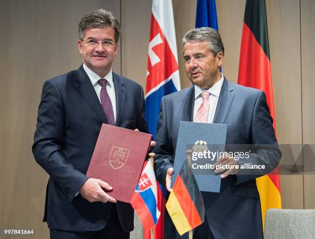 Dpatop - The Slovakian Foreign Minister Miroslav Lajcak and the German Foreign Minister Sigmar Gabriel are holding up a statement to deepen the...