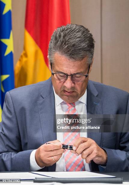 The German Foreign Minister Sigmar Gabriel signs a statement to deepen the dialogue with the Slovakian Foreign Minister Miroslav Lajcak in Wolfsburg,...