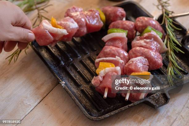 skewers of meal - massa fotografías e imágenes de stock