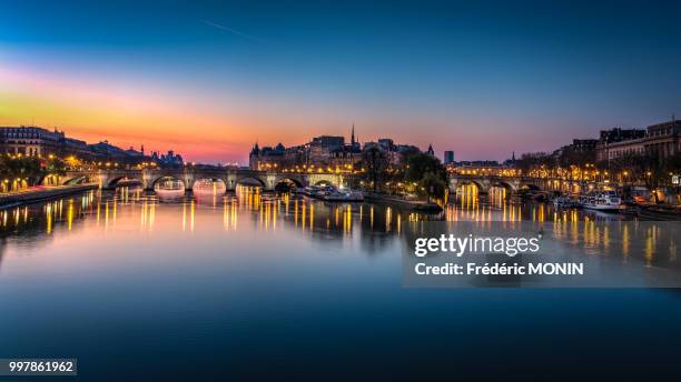 blue hour on the pont neuf - pont architecture stock-fotos und bilder