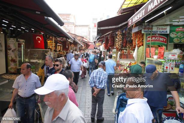 historic spice market in istanbul,turkey - paulo amorim stock pictures, royalty-free photos & images