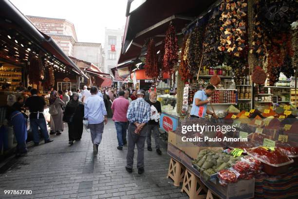 historic spice market in istanbul,turkey - paulo amorim stock pictures, royalty-free photos & images