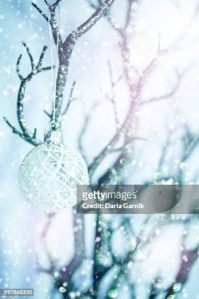 white baubles on silver tree under snow - snow white - fotografias e filmes do acervo