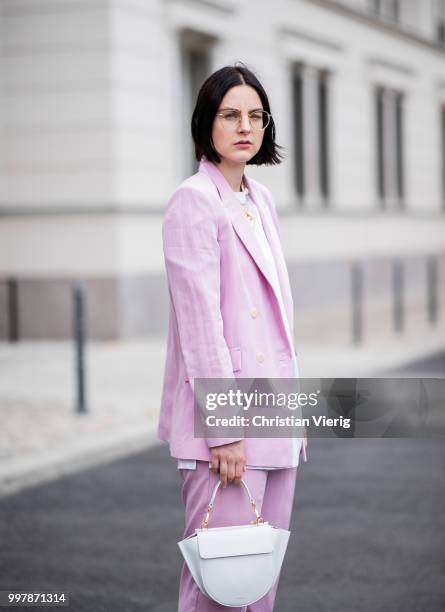 Maria Barteczko is seen wearing light pink suit Mango, white cotton oversized top Acne Studios, white Addict sneaker ASH, letter necklace Celine,...