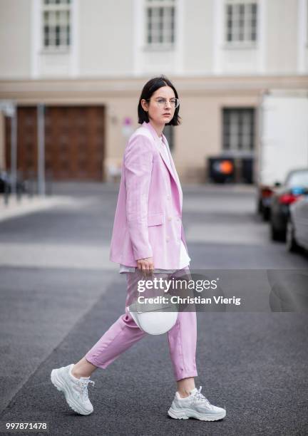 Maria Barteczko is seen wearing light pink suit Mango, white cotton oversized top Acne Studios, white Addict sneaker ASH, letter necklace Celine,...