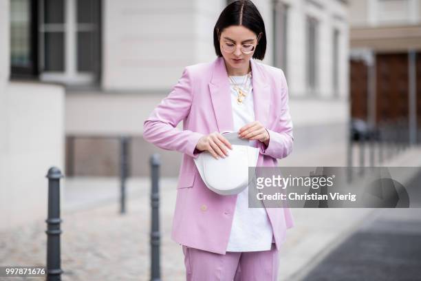 Maria Barteczko is seen wearing light pink suit Mango, white cotton oversized top Acne Studios, white Addict sneaker ASH, letter necklace Celine,...
