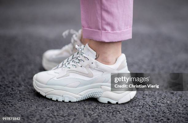 Maria Barteczko is seen wearing light pink suit Mango, white cotton oversized top Acne Studios, white Addict sneaker ASH, letter necklace Celine,...