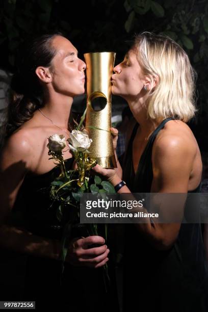 Dpatop - Laura Ludwig and Kira Walkenhorst kiss the world cup trophy during the German team's world cup victory party in Perchtoldsdorf, near Vienna,...
