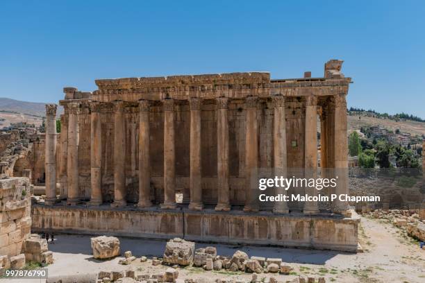 temple of bacchus at heliopolis, baalbek, bekaa valley, lebanon - bekaa tal fotografías e imágenes de stock