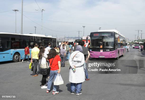 people at bus stop in istanbul,turkey - paulo amorim stock pictures, royalty-free photos & images