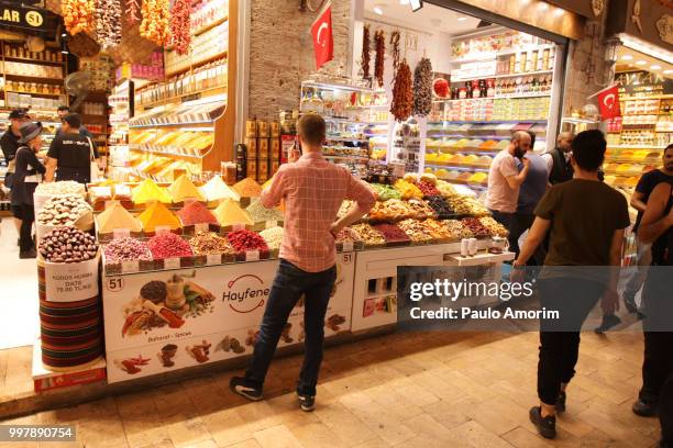 historic spice market in istanbul,turkey - paulo amorim stock pictures, royalty-free photos & images