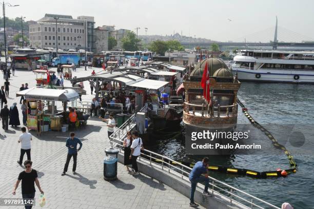 people enjoying at eminomu district of istanbul,turkey - paulo amorim stock pictures, royalty-free photos & images