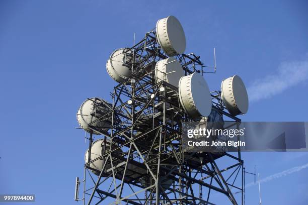 telecommunications mast - microwave tower stock pictures, royalty-free photos & images