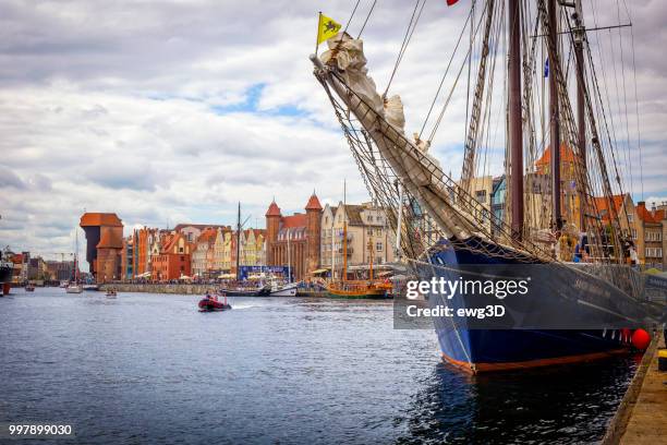 segelschiff auf der mottlau in der altstadt in danzig, polen - motlawa river stock-fotos und bilder