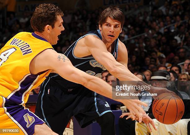 Kyle Korver of the Utah Jazz motions to pass against Luke Walton of the Los Angeles Lakers in Game Two of the Western Conference Semifinals during...