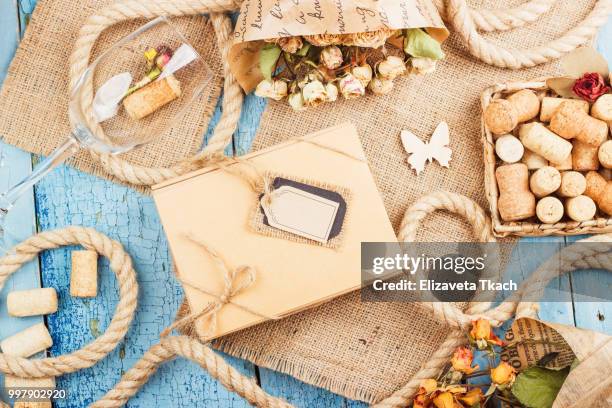 wineglass, dried flowers and present box - box purse foto e immagini stock