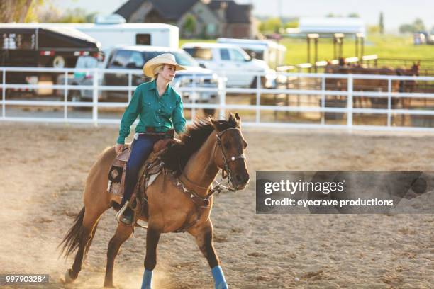 猶他州牛仔日落西部戶外和牛仔競技踩踏草牧馬放牧牲畜 - eyecrave 個照片及圖片檔