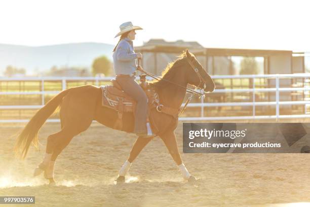 cowgirls utah à l’ouest du coucher du soleil à l’extérieur et le rodéo stampede roundup troupeaux à cheval - eyecrave photos et images de collection