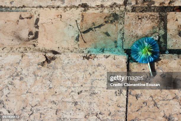 urban art  - color contrasts - urban art stock pictures, royalty-free photos & images