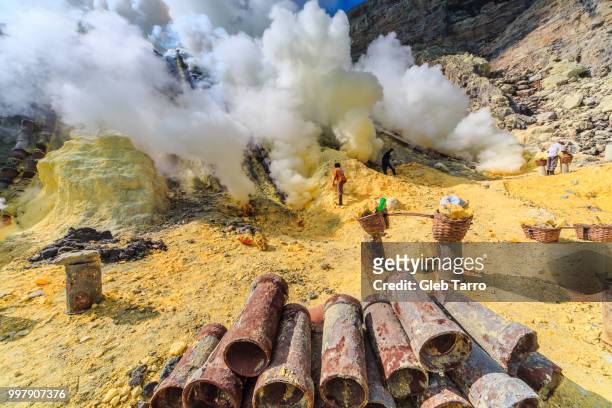 harvesting sulfur, mount ijen crater lake, east java, indonesia - east java province stock pictures, royalty-free photos & images