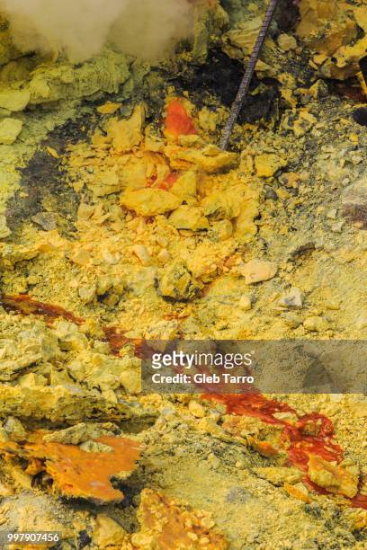 harvesting sulfur, mount ijen crater lake, east java, indonesia - east lake stock pictures, royalty-free photos & images