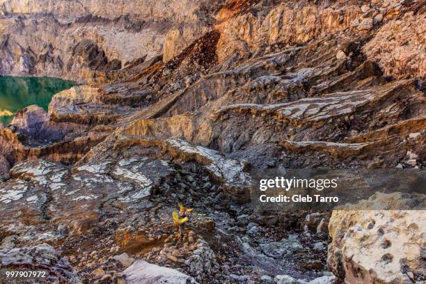 sulfur mining, mount ijen crater lake, indonesia - kawah ijen stock pictures, royalty-free photos & images