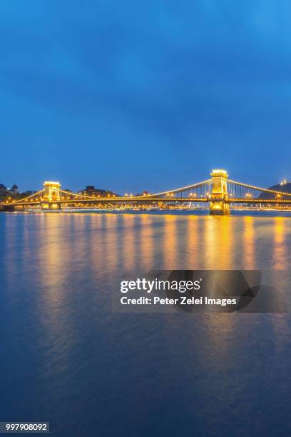 the chain bridge of budapest in the night - budapest skyline stock pictures, royalty-free photos & images