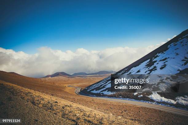 road to the top of mauna kea volcano snow capped, big island hawaii - dormant volcano stock pictures, royalty-free photos & images
