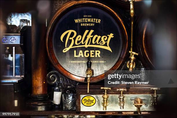 belfast pub beer tap - beer tap stockfoto's en -beelden