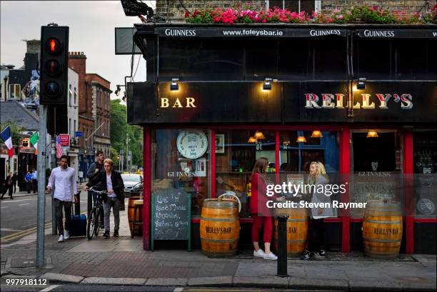 female patrons drink outside dublin pub - merrionplein stockfoto's en -beelden