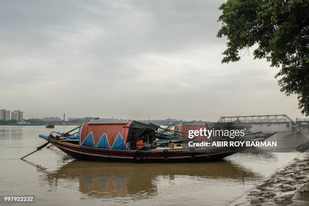 countryside boats. - 網代船 ストックフォトと画像