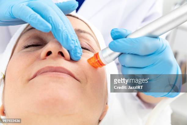 die kosmetikerin ist die pflege für das gesicht des patienten - beauty salon ukraine stock-fotos und bilder