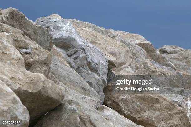 full frame of a pile of rocks - carbonaatmineraal stockfoto's en -beelden
