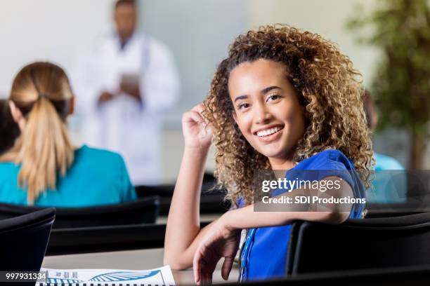 aantrekkelijke vrouwelijke student in de medische school - oostelijke slaven stockfoto's en -beelden