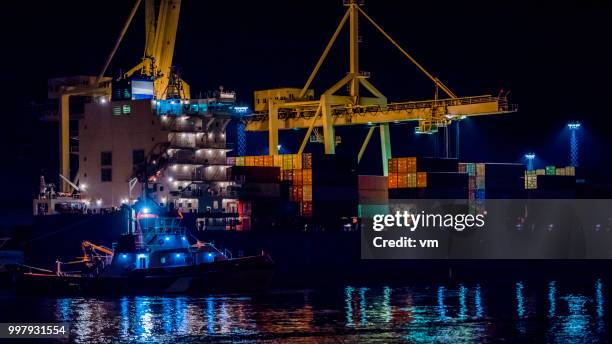 frachthafen in der nacht - ship funnel stock-fotos und bilder