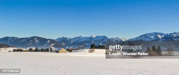 verschneite berglandschaft - berglandschaft stock pictures, royalty-free photos & images