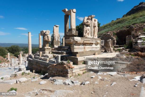 antiguas ruinas griegas contra el cielo azul - lo celso fotografías e imágenes de stock