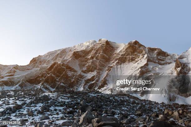 white snow mountains peak - snow white - fotografias e filmes do acervo