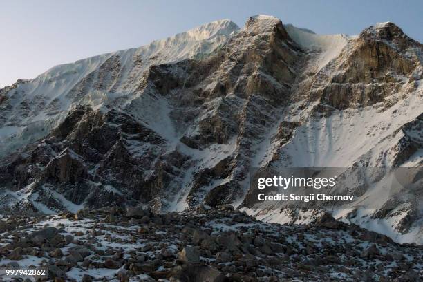 white snow mountains peak - snow white - fotografias e filmes do acervo