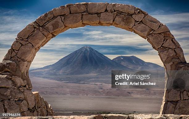 desierto de atacama - licancabur fotografías e imágenes de stock