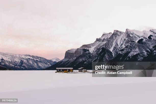 lake minnewanka sunrise - lake minnewanka stock pictures, royalty-free photos & images