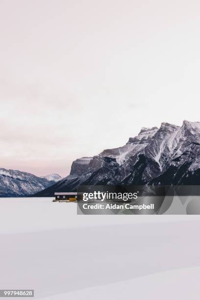 lake minnewanka sunrise - lake minnewanka stock pictures, royalty-free photos & images