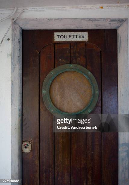 toilettes - toilettes fotografías e imágenes de stock