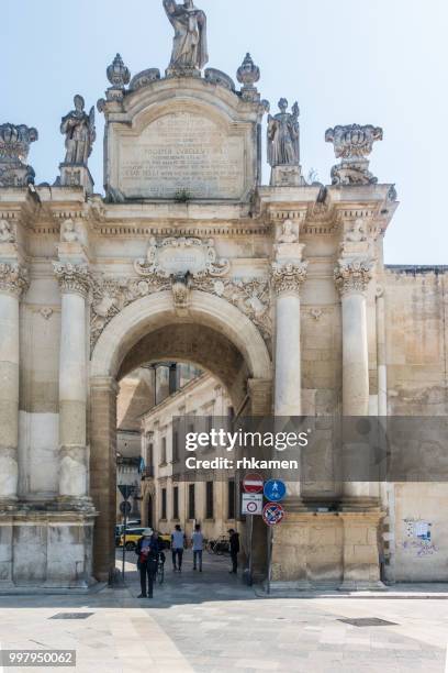 porta rudiae or rusce, lecce, salento, apulia, italy. - poeta stock-fotos und bilder