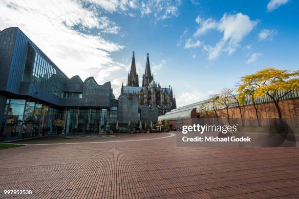 view of the rear of cologne cathedral from a large plaza - piazza 個照片及圖片檔