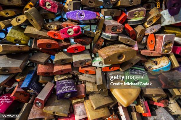 love locks connected to the hohenzollern bridge on cologne - miteinander verbunden stock-fotos und bilder