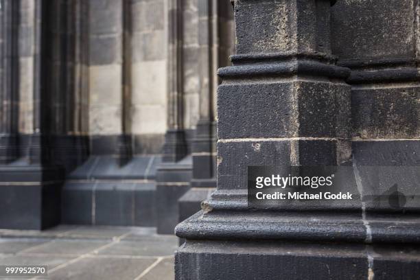 close up of dirty stone exterior at cologne cathedral - dom stock pictures, royalty-free photos & images
