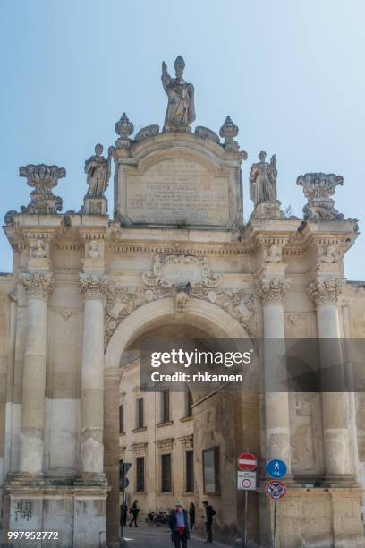 porta rudiae or rusce, lecce, salento, apulia, italy. - porta stock-fotos und bilder