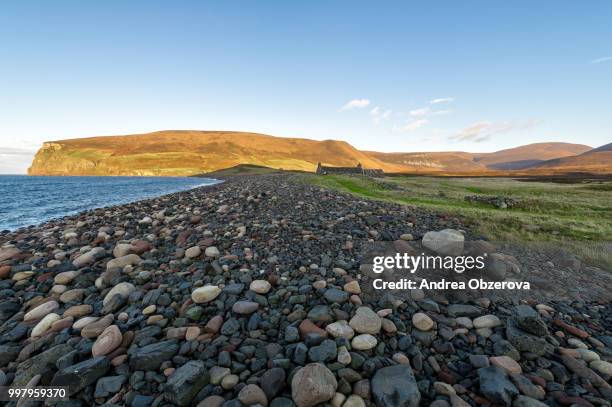 rackwick bay on isle of hoy, orkney, scotland - hoy imagens e fotografias de stock