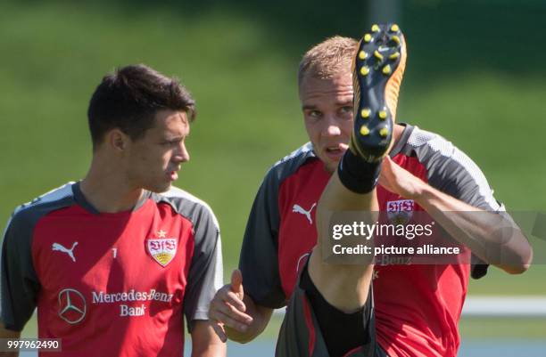 Dpatop - The new member Holger Badstuber talks to Josip Brekalo during the training of German Bundesliga soccer club VfB Stuttgart in Stuttgart,...